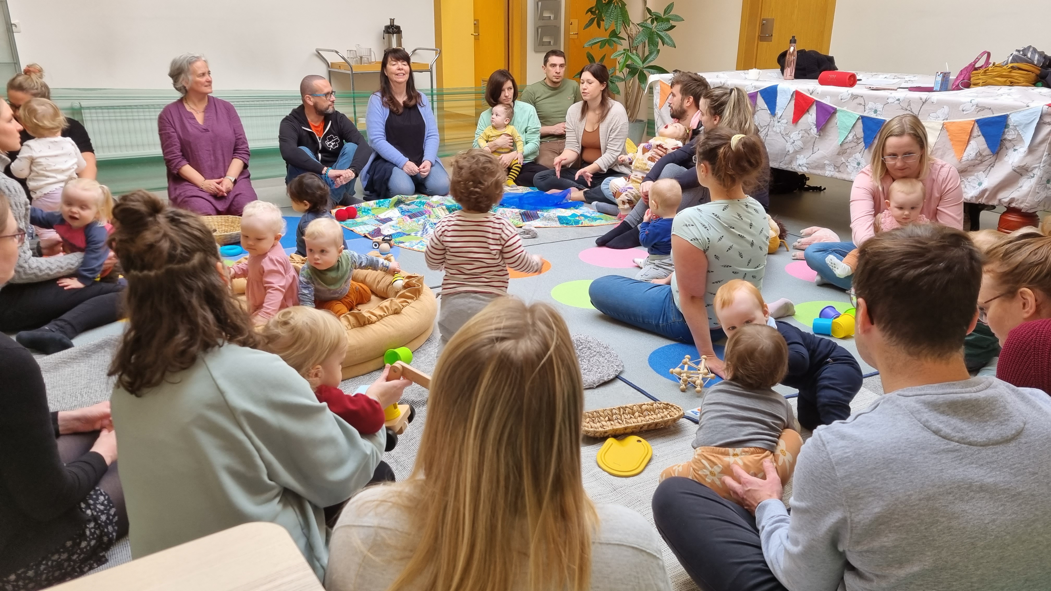 Börn og foreldrar að leika